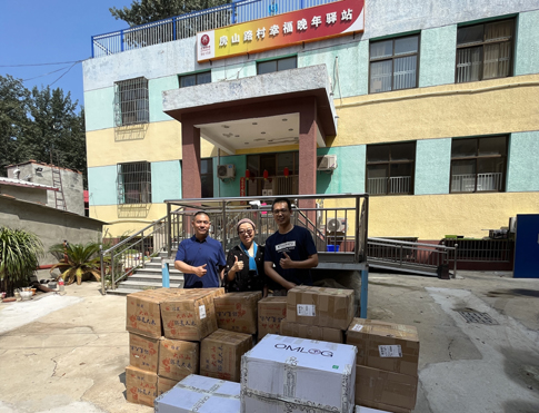 北京市天云康復(fù)中心院長與中視傳媒工會代表合影.jpg
