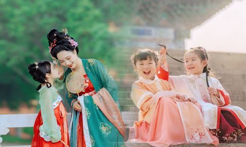 南海景區(qū)游客拍攝古風親子大片_副本.jpg