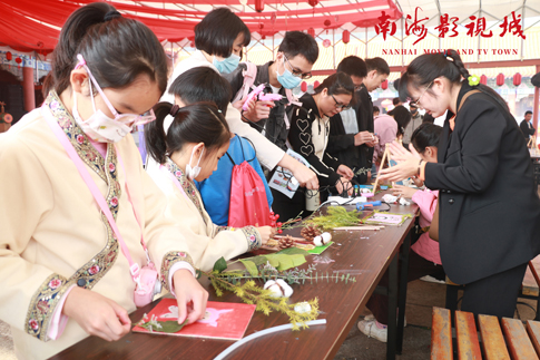 5南海景區(qū)游客參與拾“趣”剪貼畫體驗.jpg