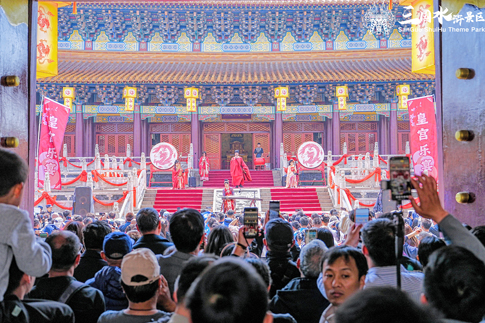 2無(wú)錫景區(qū)游客駐足觀看特別演出《皇宮樂(lè)宴》.jpg