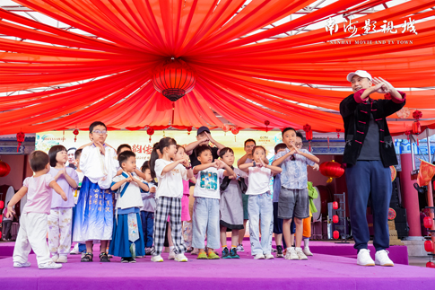 7南海景區(qū)知名武術演員杜宇航與游客互動.jpg