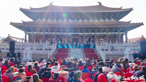 無錫景區(qū)游客在新年音樂會(huì)現(xiàn)場(chǎng)聆聽影視曲目.jpg