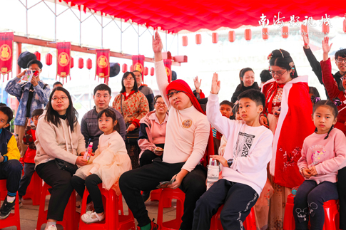 南海景區(qū)游客積極參與互動(dòng)環(huán)節(jié).jpg