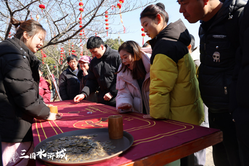 3無錫景區(qū)游客體驗“關撲”游戲.jpg