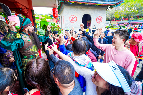 8南海景區(qū)關公巡城點燃游客熱情.jpg