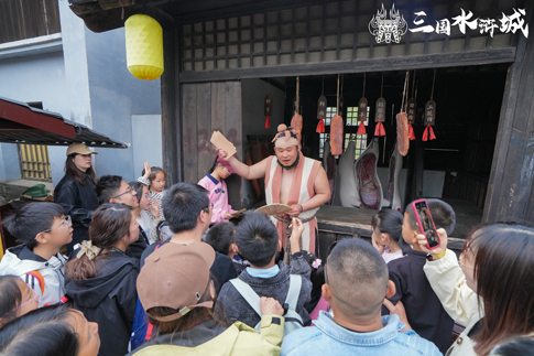 2無(wú)錫景區(qū)鄭屠特型演員與游客互動(dòng)發(fā)放道具“交子”.jpg