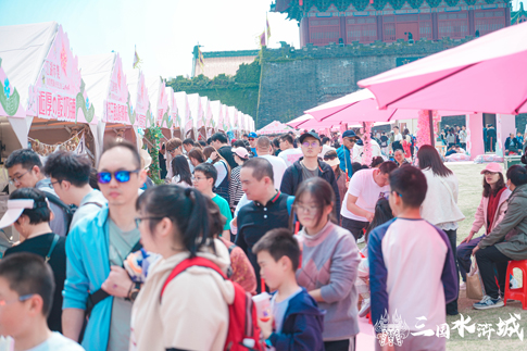 3無(wú)錫景區(qū)游客在“海棠櫻雨浪漫之旅”江湖市集購(gòu)物.jpg