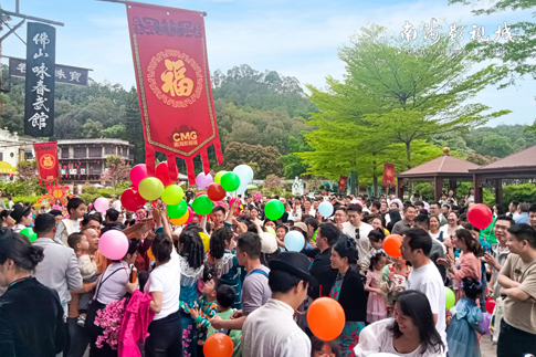 6南海景區(qū)演員與游客親密互動(dòng).jpg